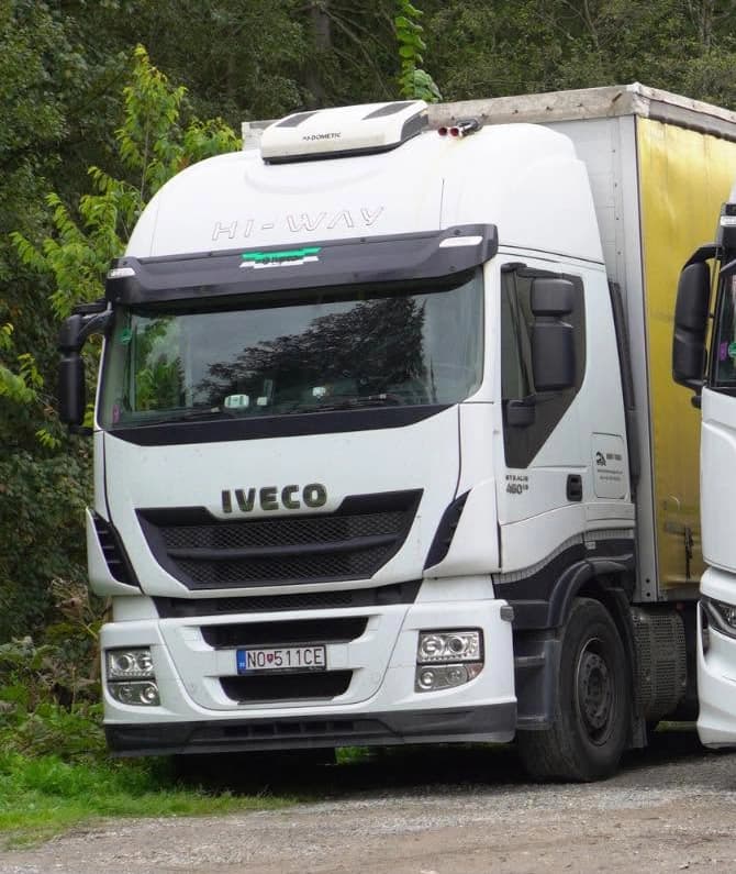 Ilustračný záber bieleho kamióna IVECO Hi-Way pri lese.